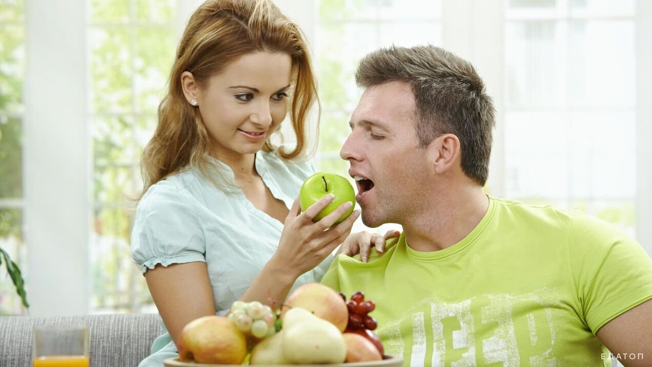 mergina maitina vyrą sveiku maistu